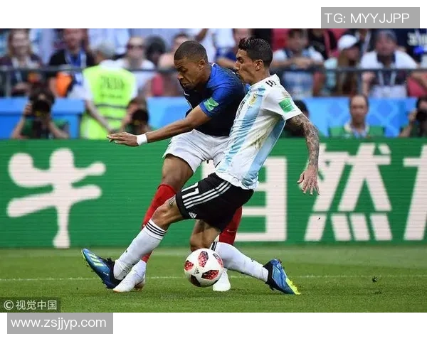 超级足球明星在比赛中失误瞬间的精彩捕捉与背后的故事解析